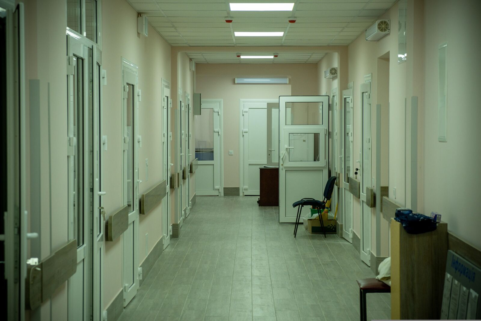 Reihe geschlossener Kabinentüren in einem gefliesten Sanitärbereich