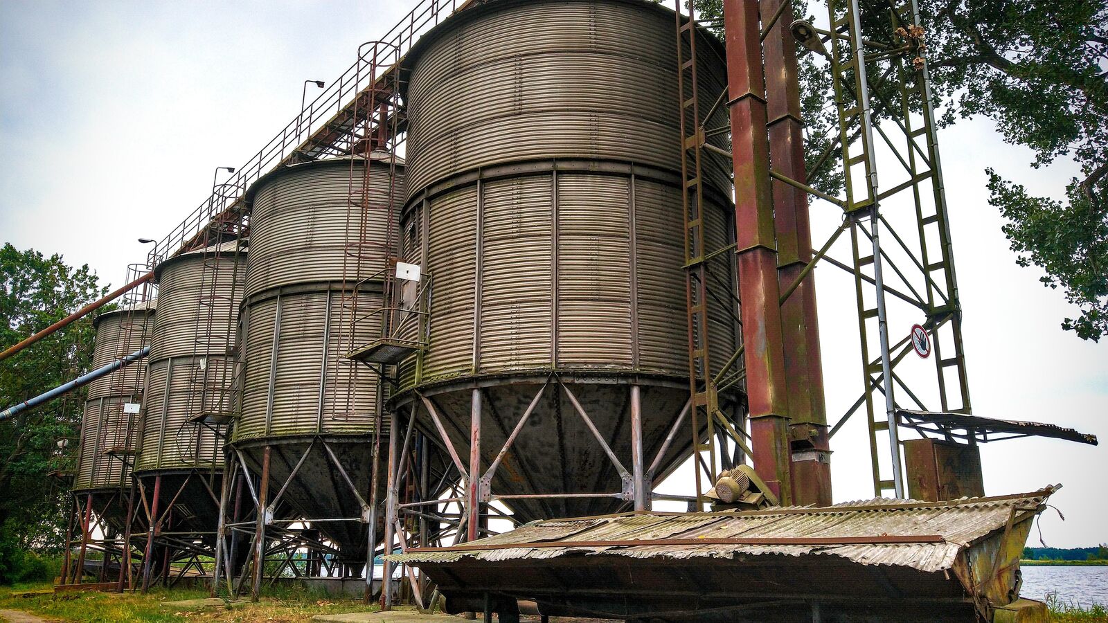 Futtersilos an einem landwirtschaftlichen Außenstandort in der Dämmerung
